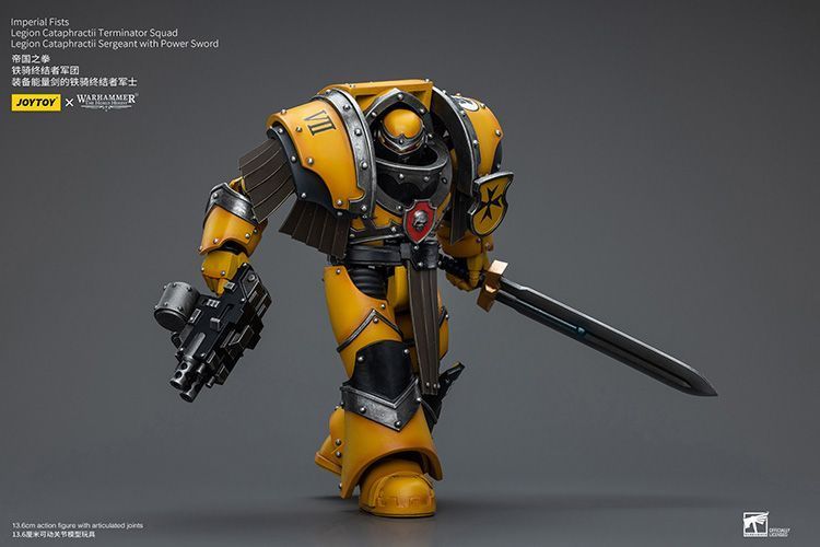 Фигурка из игры Warhammer 40k, Имперские Кулаки Сержант Легиона Катафрактии с силовым мечом, JOYTOY, подвижная, 13,6 см (WHR 0074)