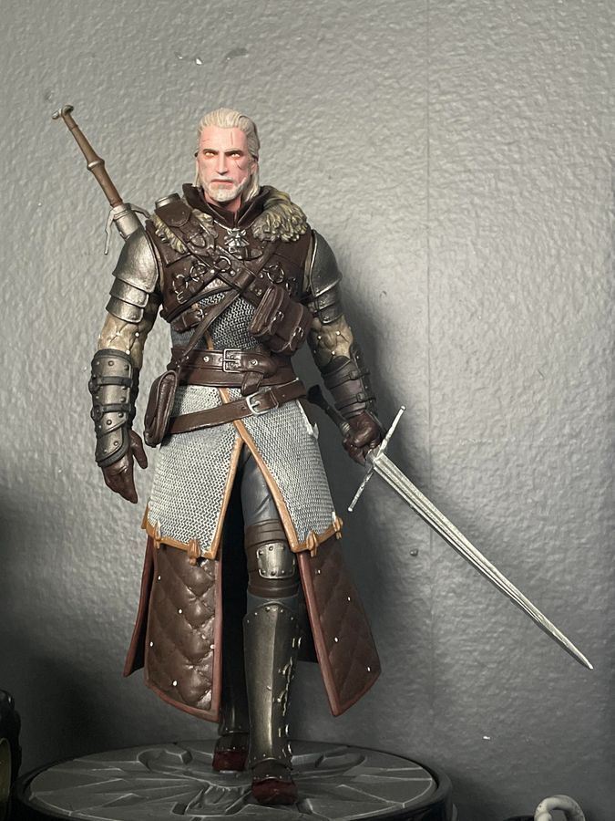 Фигурка от студии Dark Horse The Witcher 3: Wild Hunt - Geralt Grandmaster Ursine, Ведьмак Геральт в доспехах школы медведя, 25 см (TW 0004)