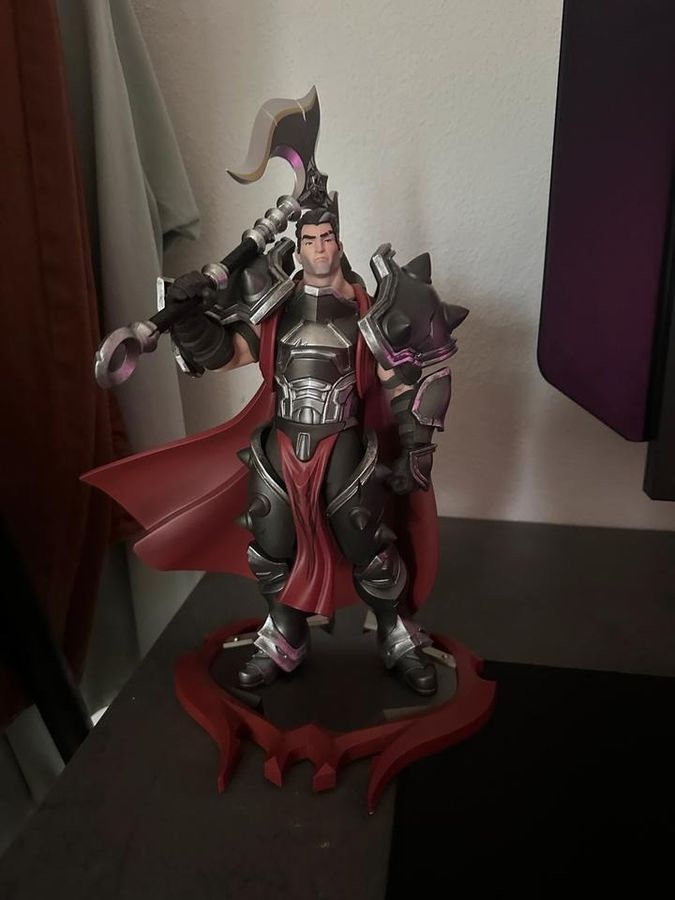 Фигурка из игры League of Legends от Riot Games Лига легенд Дариус Darius, 31,5 см (LOL 0028)