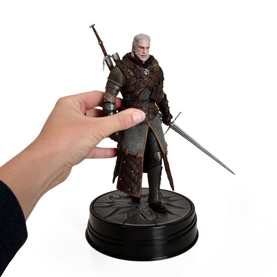 Фигурка от студии Dark Horse The Witcher 3: Wild Hunt - Geralt Grandmaster Ursine, Ведьмак Геральт в доспехах школы медведя, 25 см (TW 0004)