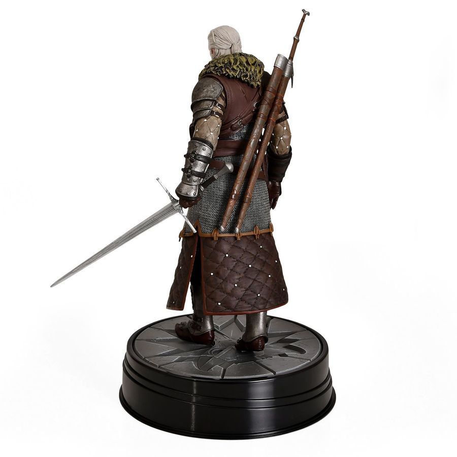 Фигурка от студии Dark Horse The Witcher 3: Wild Hunt - Geralt Grandmaster Ursine, Ведьмак Геральт в доспехах школы медведя, 25 см (TW 0004)