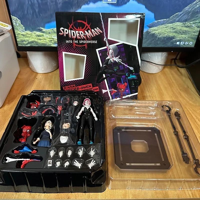 Фигурка из вселенной Spider-Man Гвен Стейси, подвижная, 16 см (AVG 0018)