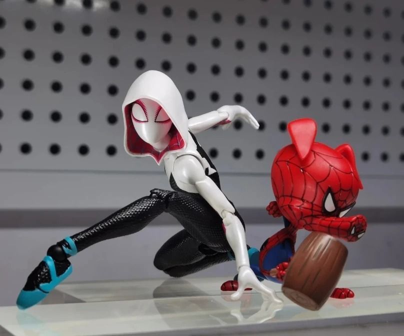 Фигурка из вселенной Spider-Man Гвен Стейси, подвижная, 16 см (AVG 0018)