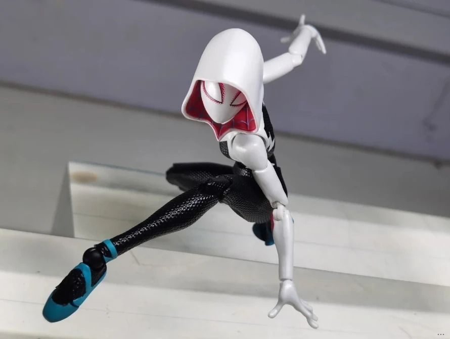Фигурка из вселенной Spider-Man Гвен Стейси, подвижная, 16 см (AVG 0018)